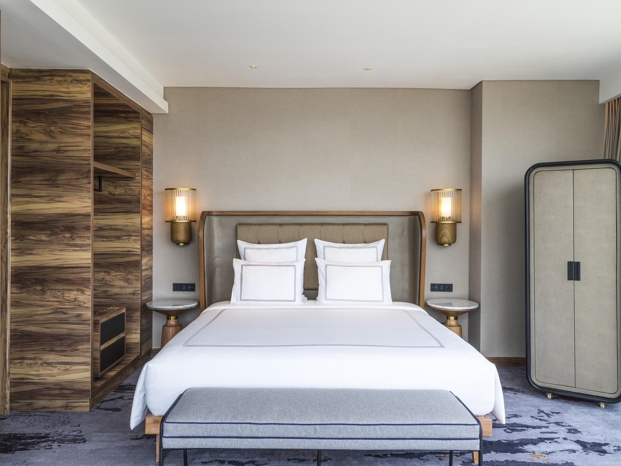 Swiss, Signature Room, 1 King Bed | Premium bedding, in-room safe, desk, laptop workspace