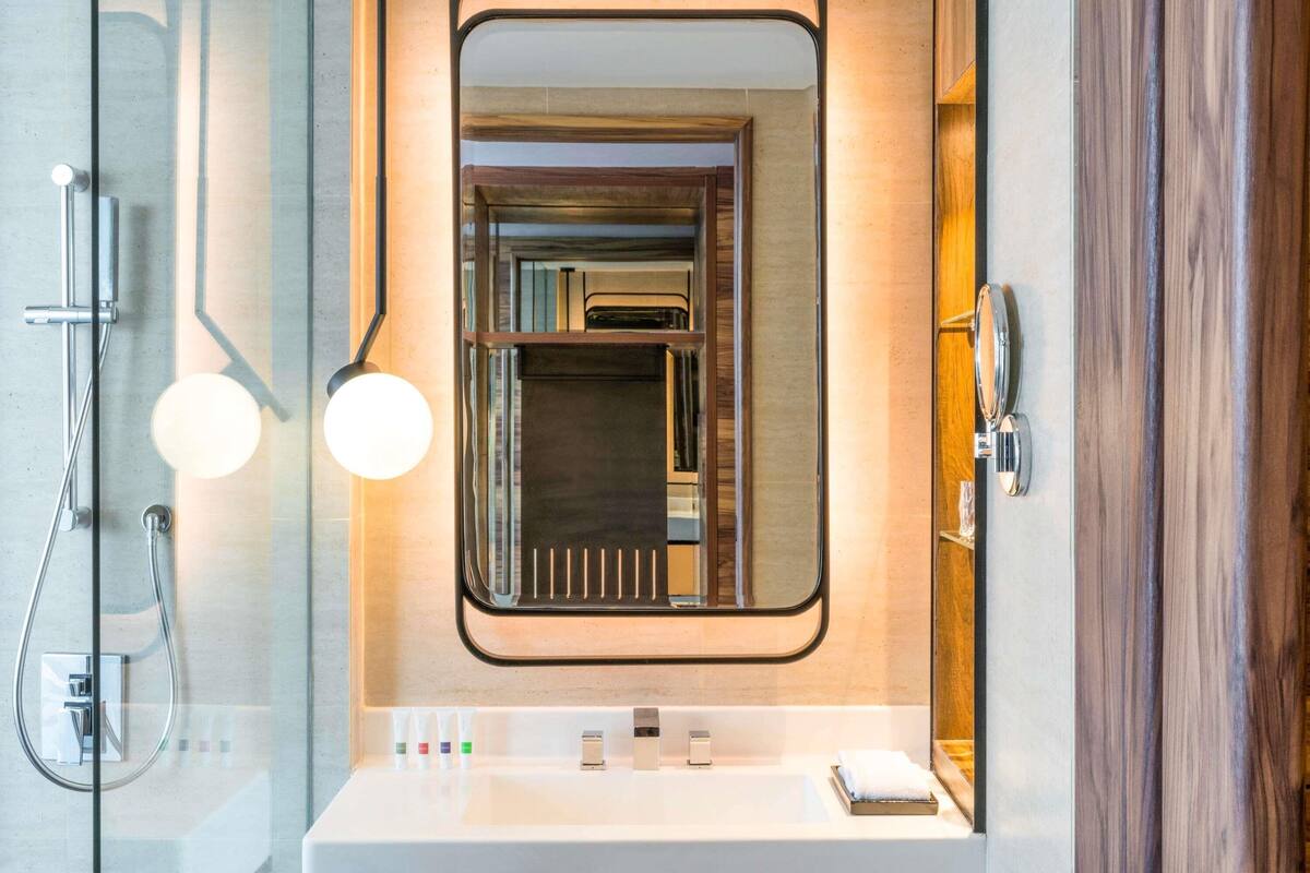 premium bedding, in-room safe, desk, laptop workspace