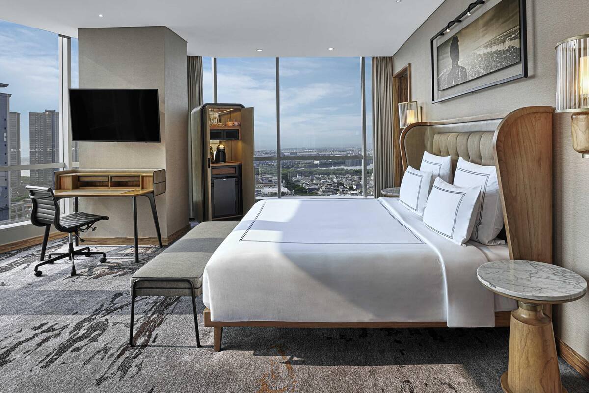 Suite, 1 Tempat Tidur King (Swiss Prestige) | Seprai premium, brankas, meja kerja, dan ruang kerja ramah laptop