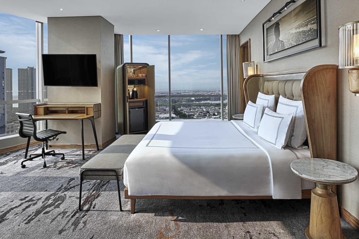 Suite, 1 Tempat Tidur King (Swiss Prestige) | Seprai premium, brankas, meja kerja, dan ruang kerja ramah laptop