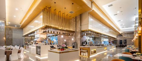 Serveert lunch en diner, lokale en internationale gerechten