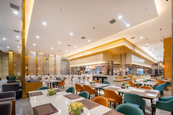 Lunch and dinner served, local and international cuisine