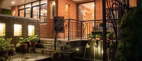 Depan hartanah - siang/malam