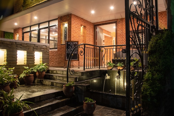 Façana frontal de l'allotjament (vespre/nit)