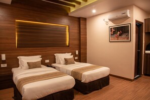 Trang trí khác biệt, trang bị nội thất với thiết kế riêng biệt, bàn 