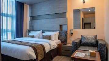 Phòng Deluxe | Trang trí khác biệt, trang bị nội thất với thiết kế riêng biệt, bàn