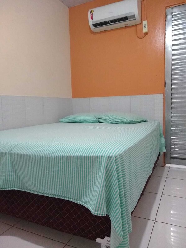 Minibar, free WiFi, bed sheets