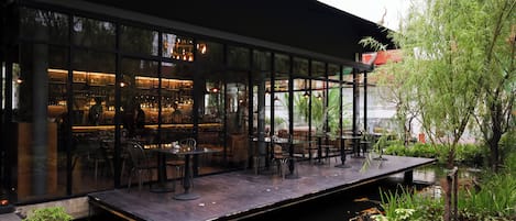 3 restaurants, breakfast served
