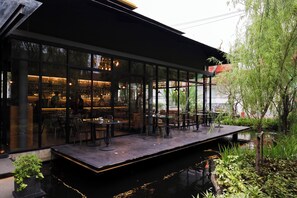 3 restaurants servant le petit déjeuner, le déjeuner et le dîner