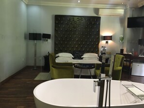 Honeymoon Double Room | Deep soaking bathtub - Kondwane Boutique Guest House (Francistown)