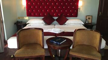 Doppia luna di miele | Una scrivania, postazione laptop, tende oscuranti, ferro/asse da stiro