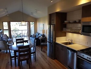 Interior - Two Bedroom Oceanfront Villa - Mayne Island Resort (Mayne Island)