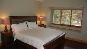 2 bedrooms, desk, WiFi