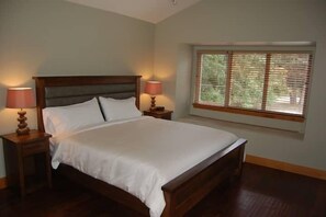 2 bedrooms, desk, WiFi - Two Bedroom Oceanfront Villa - Mayne Island Resort (Mayne Island)