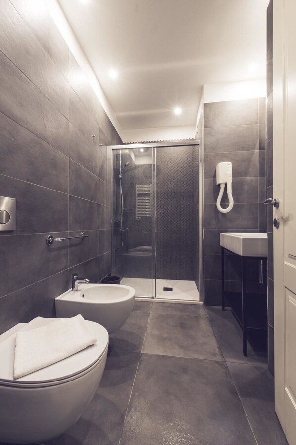 Appartement (2 Bedrooms) | Salle de bain | Douche, séchoir à cheveux, bidet, serviettes fournies