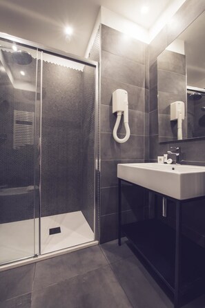 อพาร์ทเมนท์ (2 Bedrooms) | ห้องน้ำ | ฝักบัว, ไดร์เป่าผม, โถสุขภัณฑ์แบบบิเดท์, ผ้าเช็ดตัว