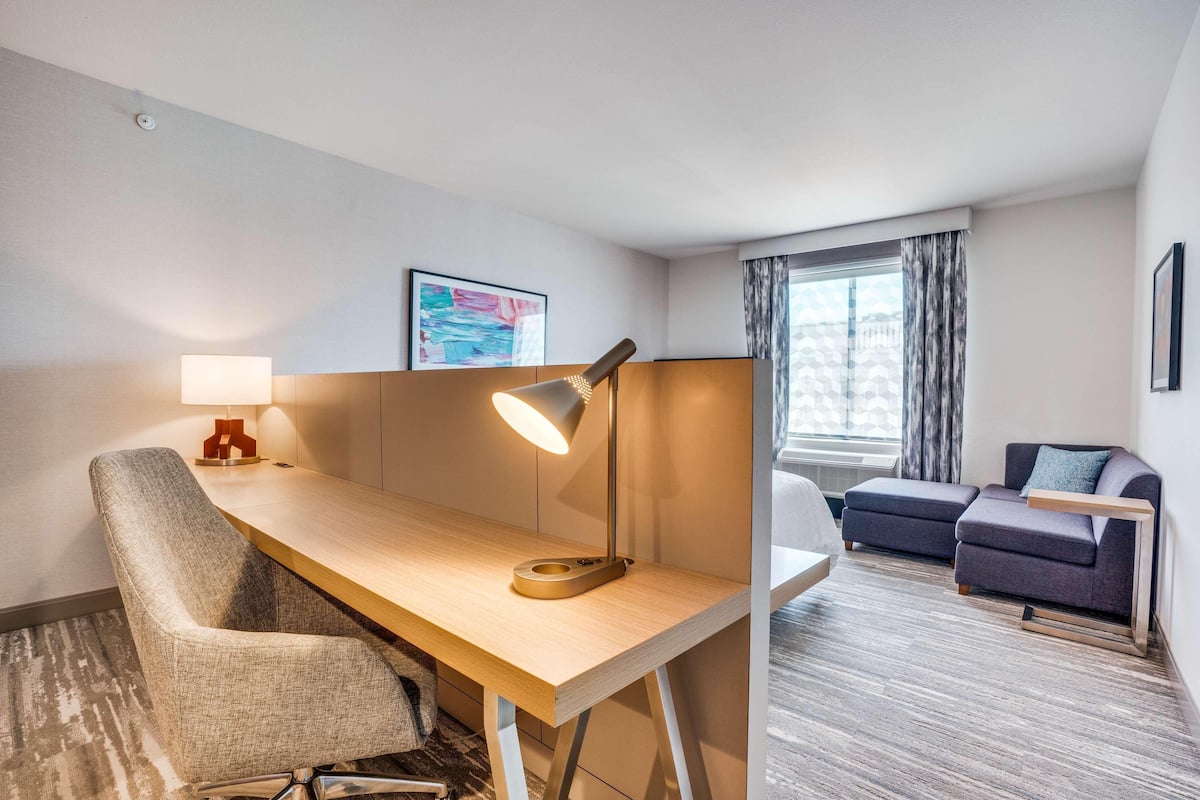 Een kluis op de kamer, een bureau, een laptopwerkplek