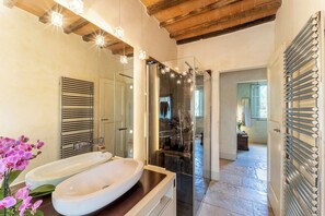 Shower, hair dryer, bidet, towels