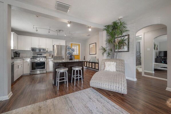 Interior - Posh spacious pool house in the Heights. (Tampa)