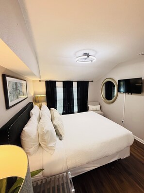 3 bedrooms, desk, iron/ironing board, travel cot - Posh spacious pool house in the Heights. (Tampa)