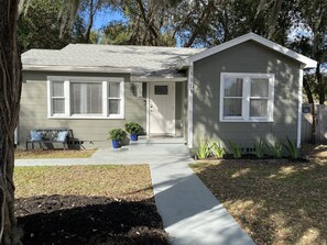 Exterior - Posh spacious pool house in the Heights. (Tampa)
