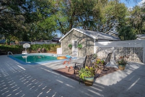 A backyard with a swimming pool, a basketball hoop, and a small shed. - Posh spacious pool house in the Heights. (Tampa)