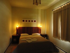 Chalet | Minibar, una scrivania, lenzuola
