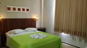 Suite | Minibar, una scrivania, lenzuola
