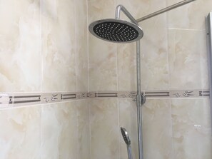Standaard tweepersoonskamer | Badkamer met douche