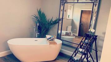 Superior Double Room | Bathroom | Free toiletries, hair dryer, towels