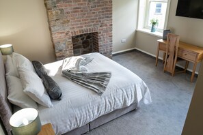 Deluxe tweepersoonskamer | Luxe beddengoed, bedden met traagschuimmatrassen, een bureau
