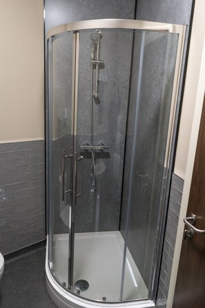 Deluxe Quadruple Room | Bathroom | Free toiletries, hair dryer, towels - Tredegar Arms Hotel (Tredegar)