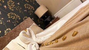 Dobbeltrom – superior | Sengetøy av topp kvalitet, memory foam-senger, skrivebord og lydisolert