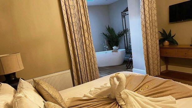 Dobbeltrom – superior | Sengetøy av topp kvalitet, memory foam-senger, skrivebord og lydisolert