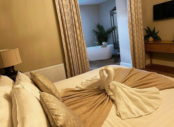 Dobbeltrom – superior | Sengetøy av topp kvalitet, memory foam-senger, skrivebord og lydisolert