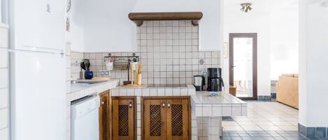 Réfrigérateur, micro-ondes, plaque de cuisson, lave-vaisselle