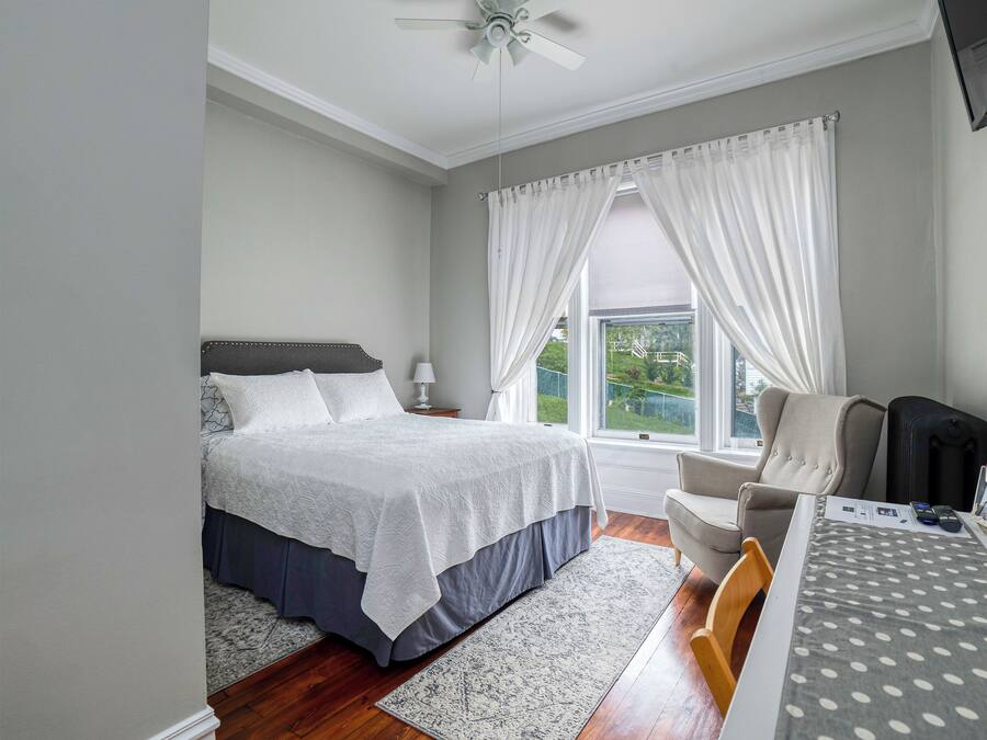 Camera Standard, 1 letto queen, non fumatori, bagno in camera | Una scrivania, postazione laptop, ferro/asse da stiro, Wi-Fi gratuito