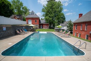 Seasonal outdoor pool - Hatch House Bed & Breakfast (Towanda)