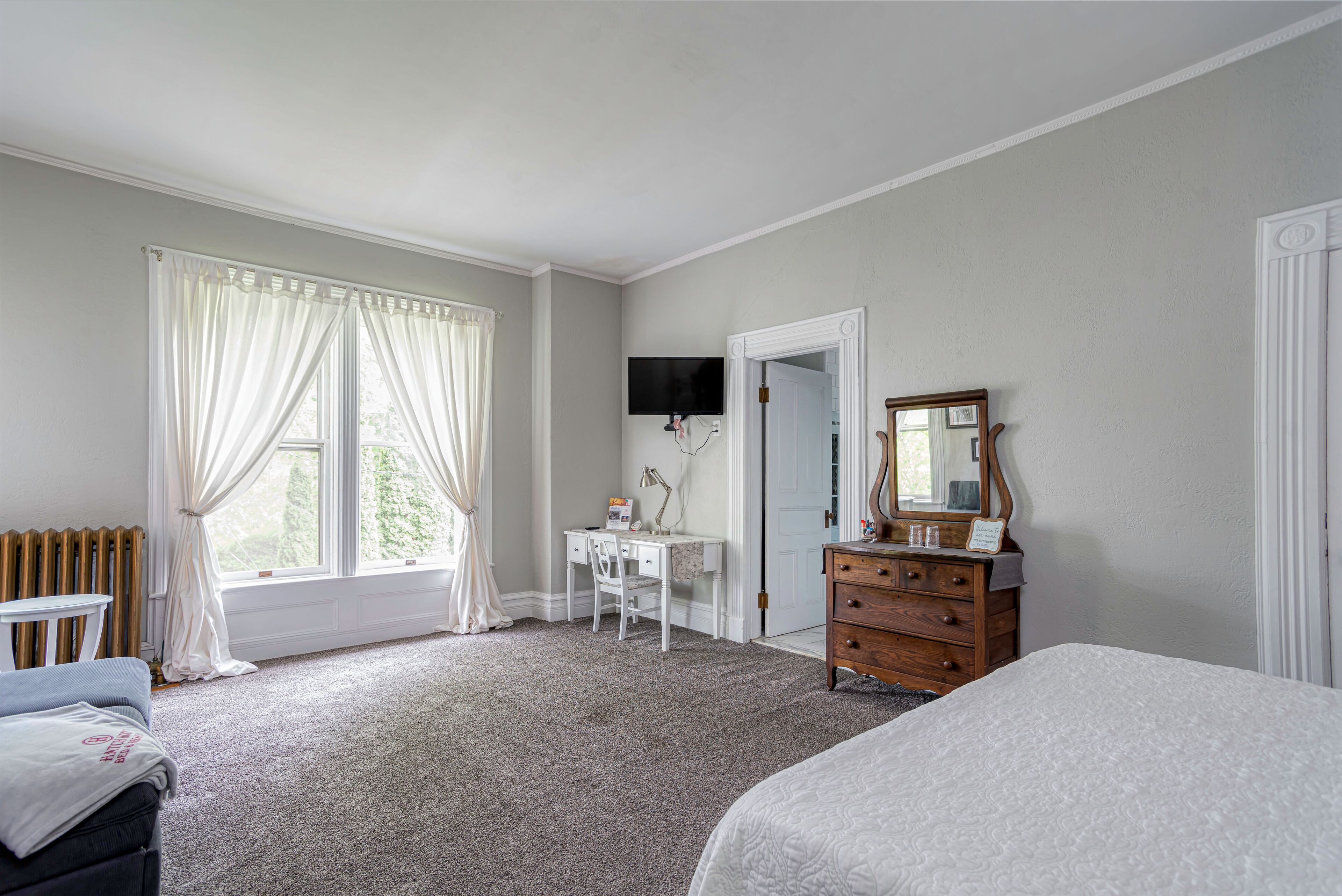 Meja kerja, ruang kerja ramah laptop, dan setrika/meja setrika