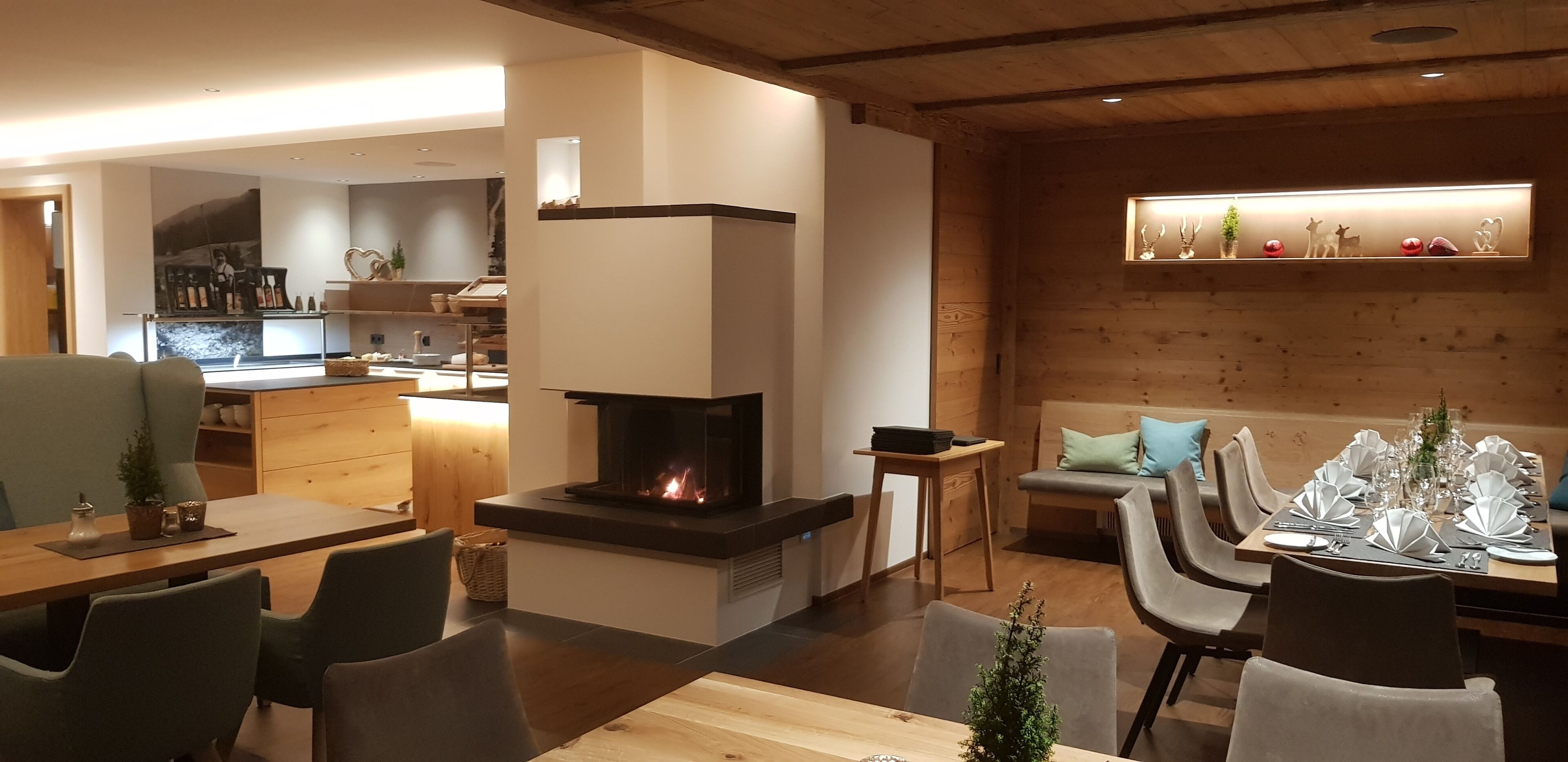 Ein modernes Interieur mit Kamin, Essbereich und einer gemütlichen Sitzecke.