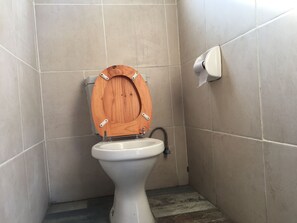 Dusj, regndusjhode, håndklær og toalettpapir