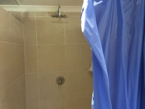 Bathroom shower - Chaixara Backpackers (Gweta)