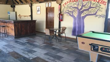 Bar (trong khuôn viên)
