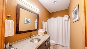 Douche, sèche-cheveux, serviettes fournies