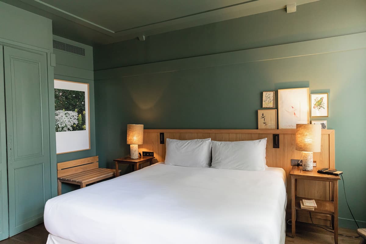 Rom – superior | Minibar, skrivebord, blendingsgardiner og lydisolert