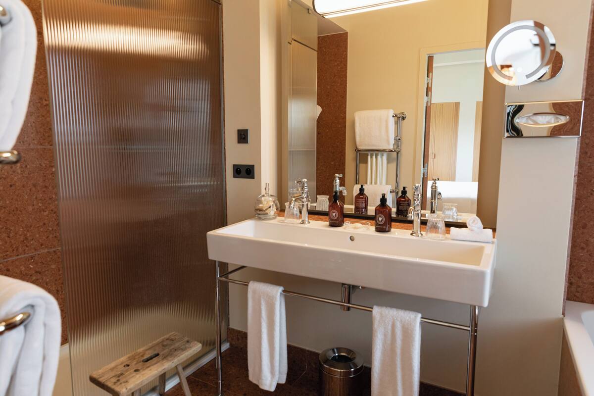 premium room (prestige) | bathroom | free toiletries, hair dryer, bathrobes, slippers