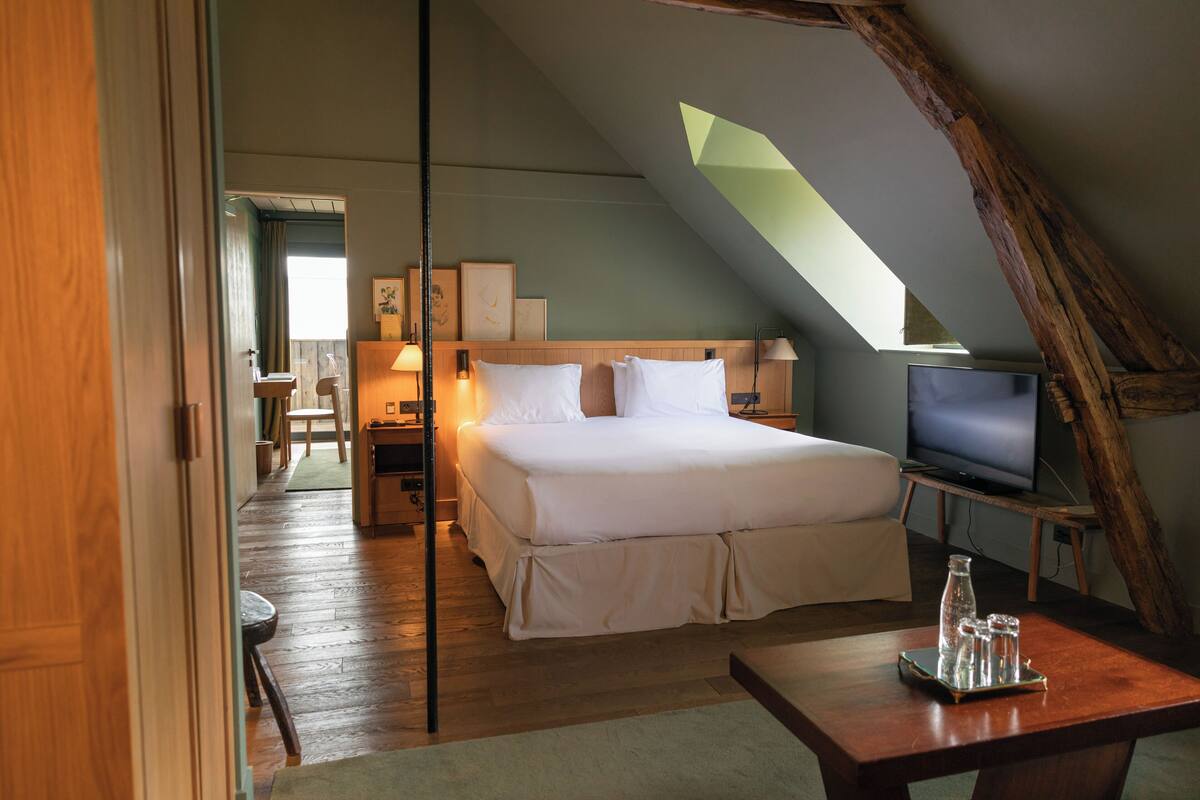 junior suite | 1 bedroom, minibar, individually decorated, individually furnished