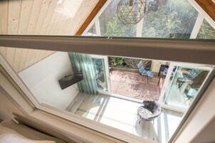 小屋 | 客厅 | 平板电视、DVD 播放器