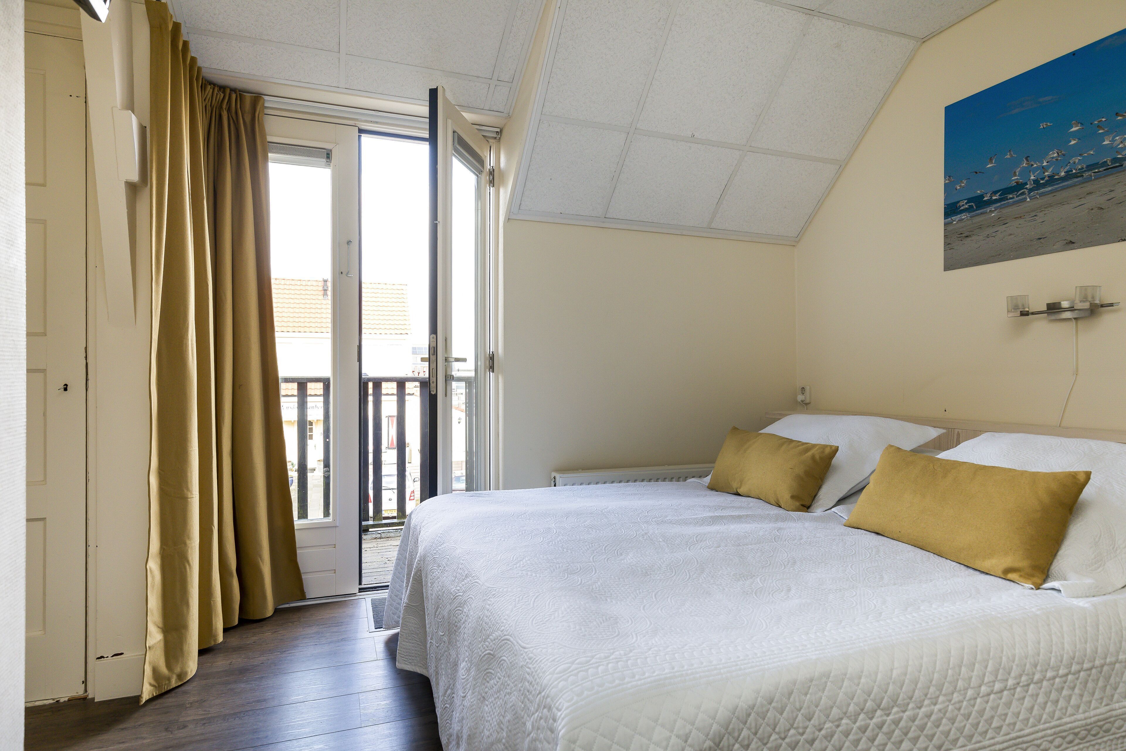 Hypo-allergenic bedding, in-room safe, laptop workspace