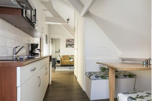 Appartement | Cuisine privée | Grand réfrigérateur, micro-ondes, plaque de cuisson